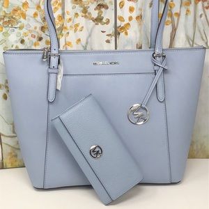 NWT Michael Kors Bundle Of 2 items bag+wal…